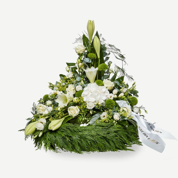 Krans med dekoration i klassisk stil og bånd creme